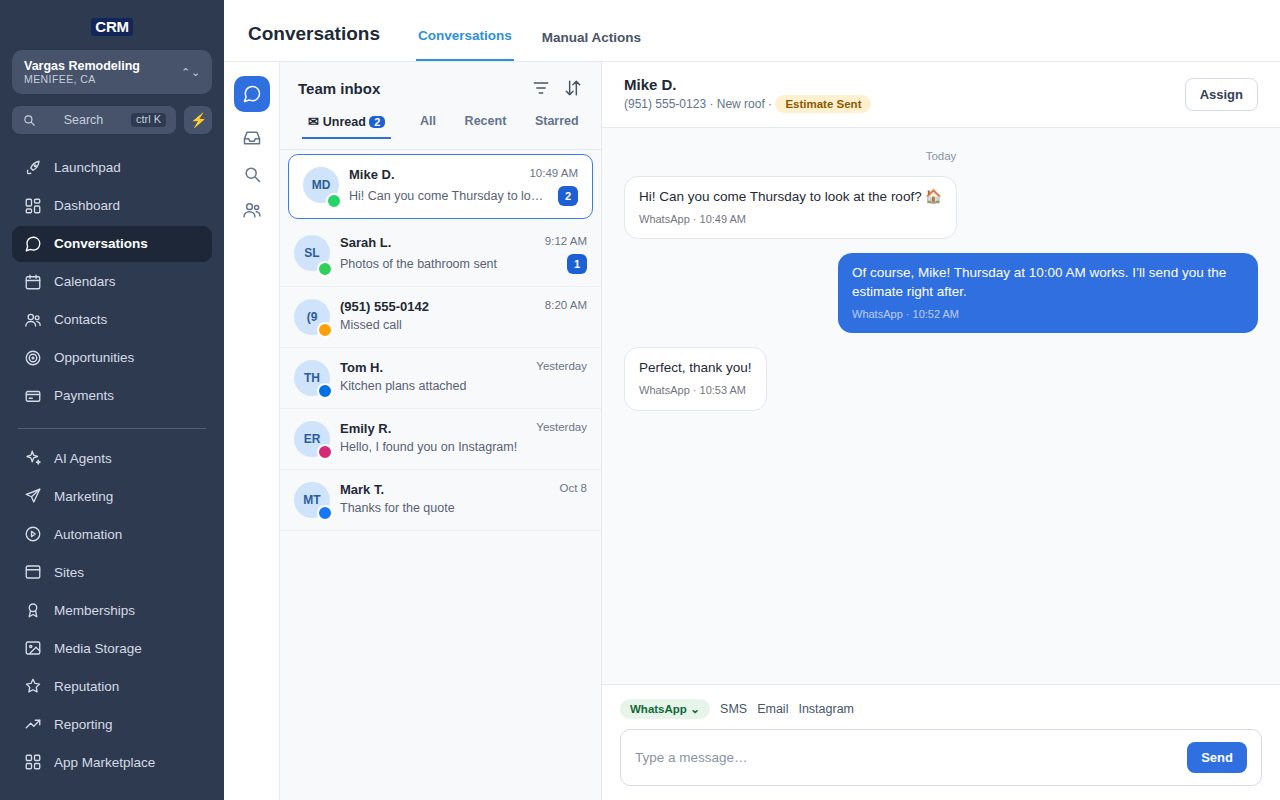 Pantalla de Mensajes del CRM con la bandeja del equipo, una conversación de WhatsApp y el cuadro para contestar